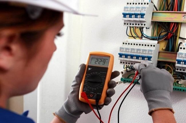 البطمي في مقارنة ساخرة بين الصنايعية في المغرب و في فرنسا