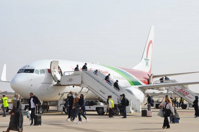 الحسناوي يعلق ساخرا من عدم إحترام أساتذة جامعيين مغاربة لتعليمات ركوب الطائرة