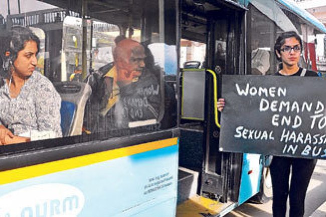 الوالي يفسر ظاهرة "الإحتكاك الجنسي" في وسائل النقل العمومية من جانبيها الإقتصادي و النفسي 