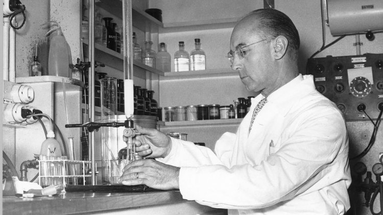 ألبرت هوفمان أول شخص يُنتج مركب ثنائي إيتيل أميد حمض الليسرجيك LSD