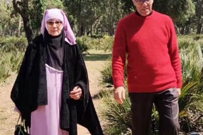 الحسناوي يعلق على صورة عصيد مع والدته المثيرة للجدل