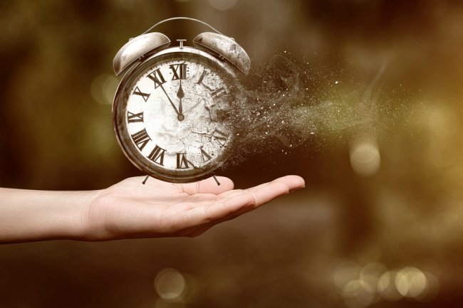 نظرية أرسطو حول ثبات الزمن 