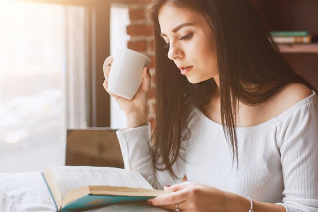 لماذا تقرأ النساء أكثر من الرجال ؟