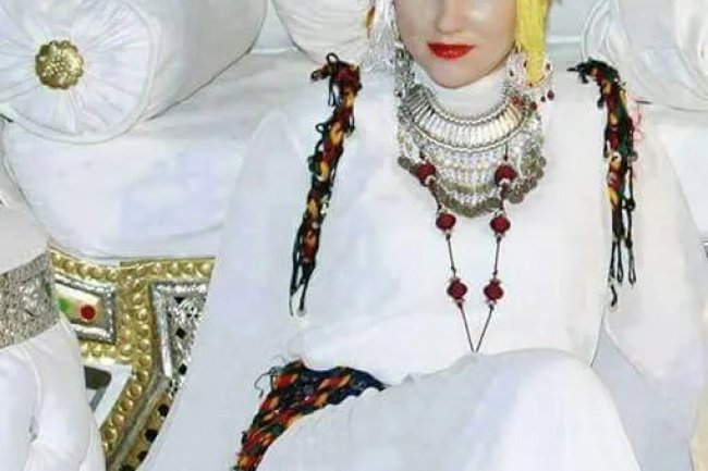 "ليزار" لباس أطلسي محتشم أزاله الحجاب الأفغاني من مكانته