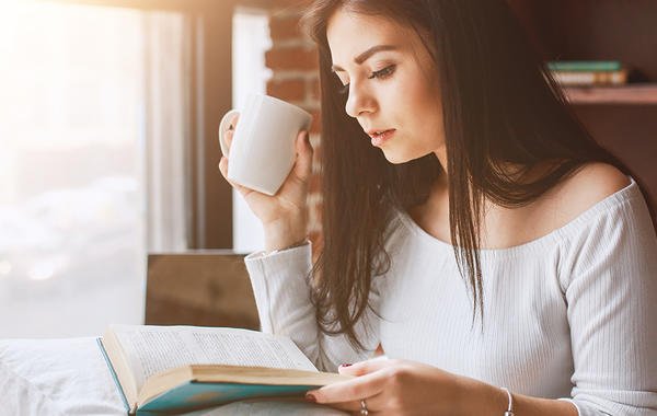 لماذا تقرأ النساء أكثر من الرجال ؟