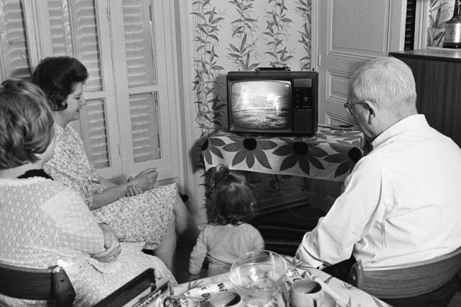 جواد رفراف يسرد من طفولته ذكريات الشعب المغربي مع التلفاز في بداية الثمانينات 