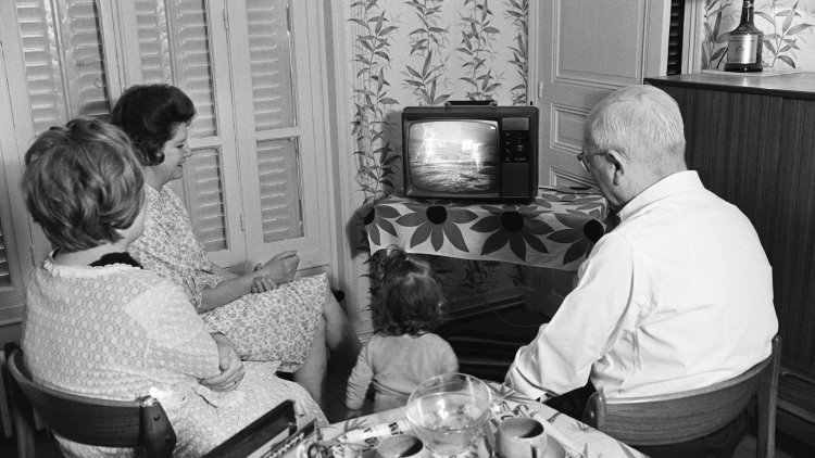 جواد رفراف يسرد من طفولته ذكريات الشعب المغربي مع التلفاز في بداية الثمانينات 
