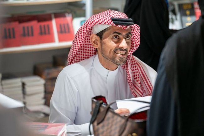 الكاتب السعودي أسامة المسلم يخلق الحدث في معرض الكتاب بالرباط